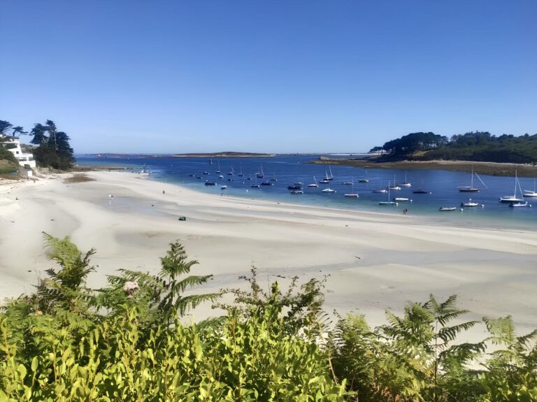 Plage de Béniguet à Saint Pabu, sable fin et eaux turquoise à proximité de LA VILLA DE LA POINTE