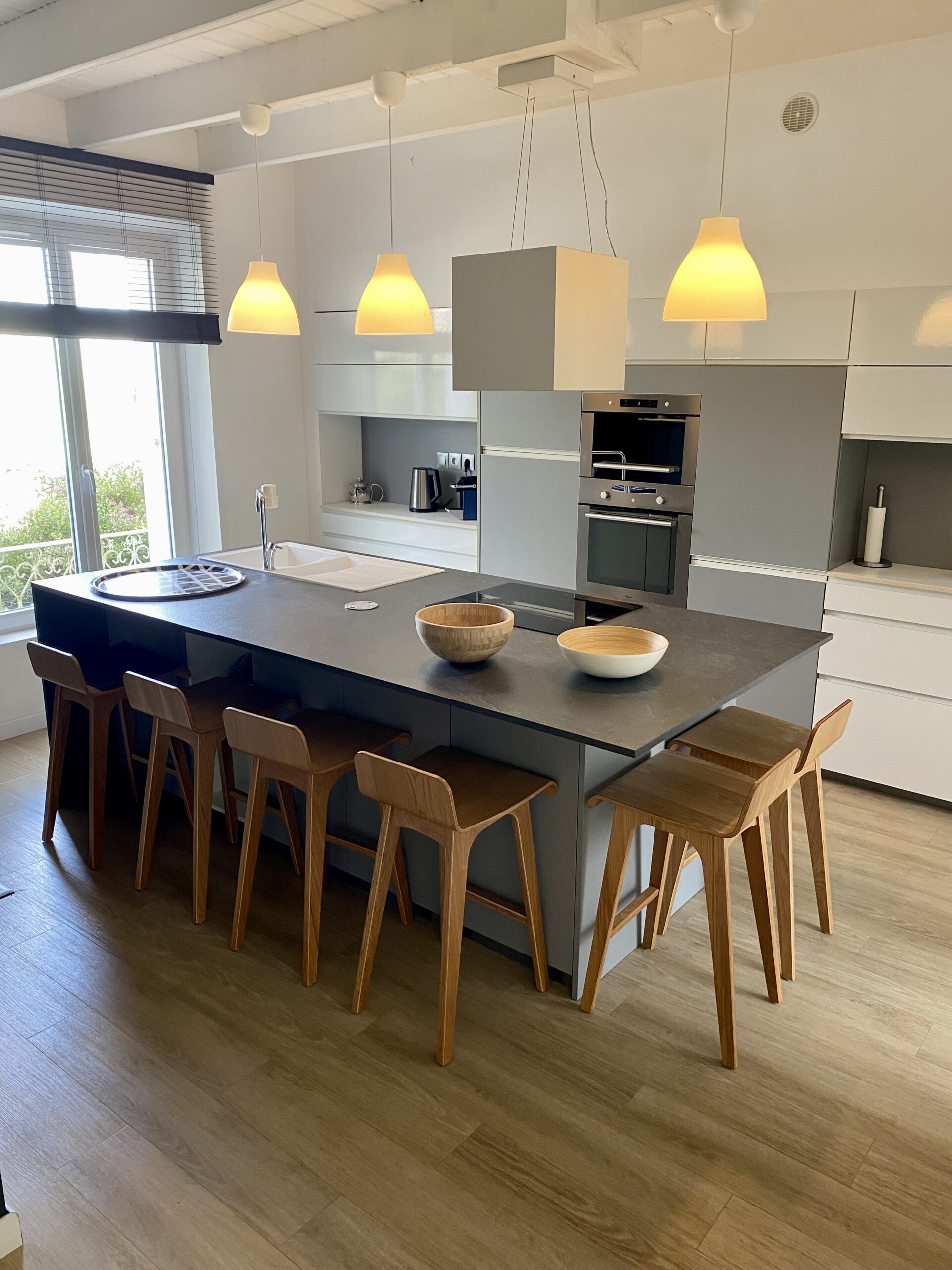 Cuisine moderne avec îlot central - LES ORCHIDEES