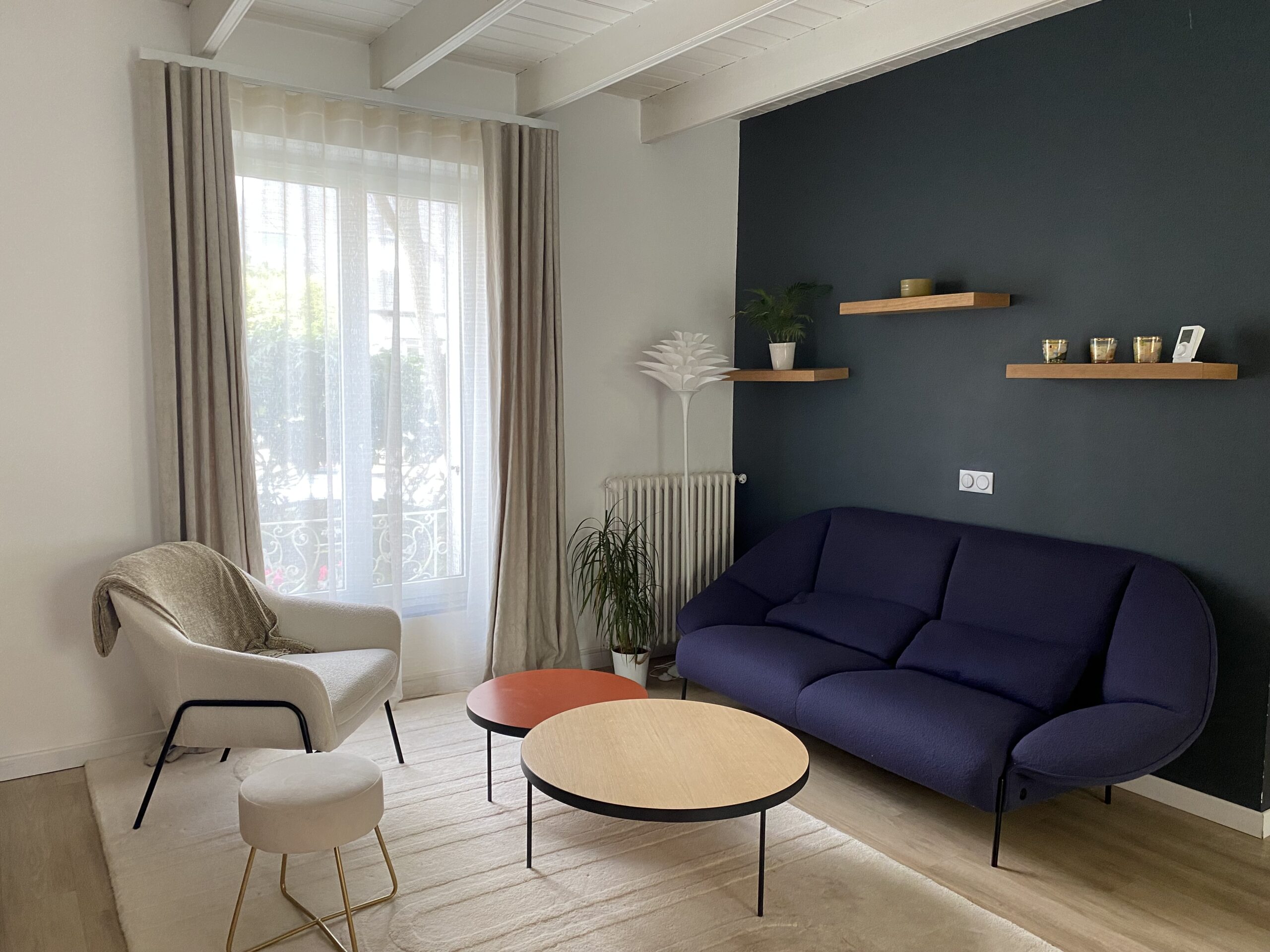 Maison de caractère Saint Marc Brest- salon moderne et lumineux avec grande fenêtre