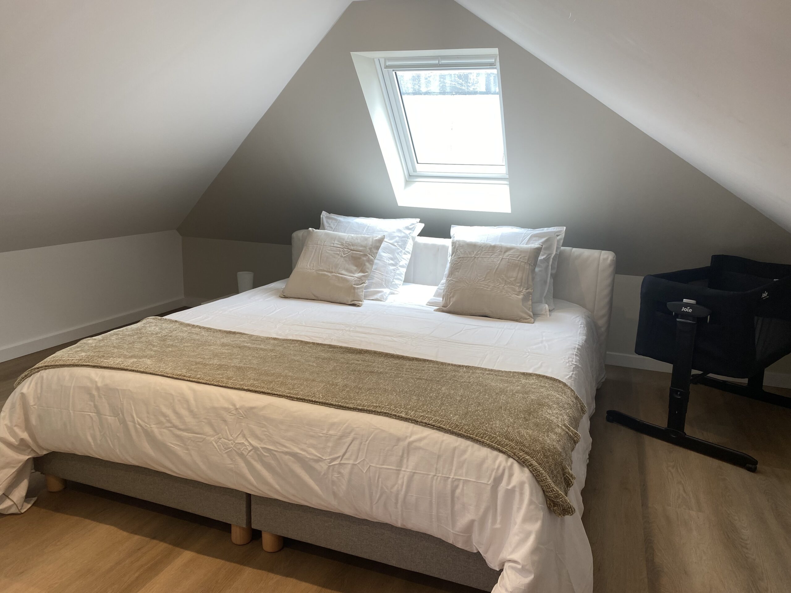 Suite parentale lumineuse sous les toits - LES ORCHIDEES