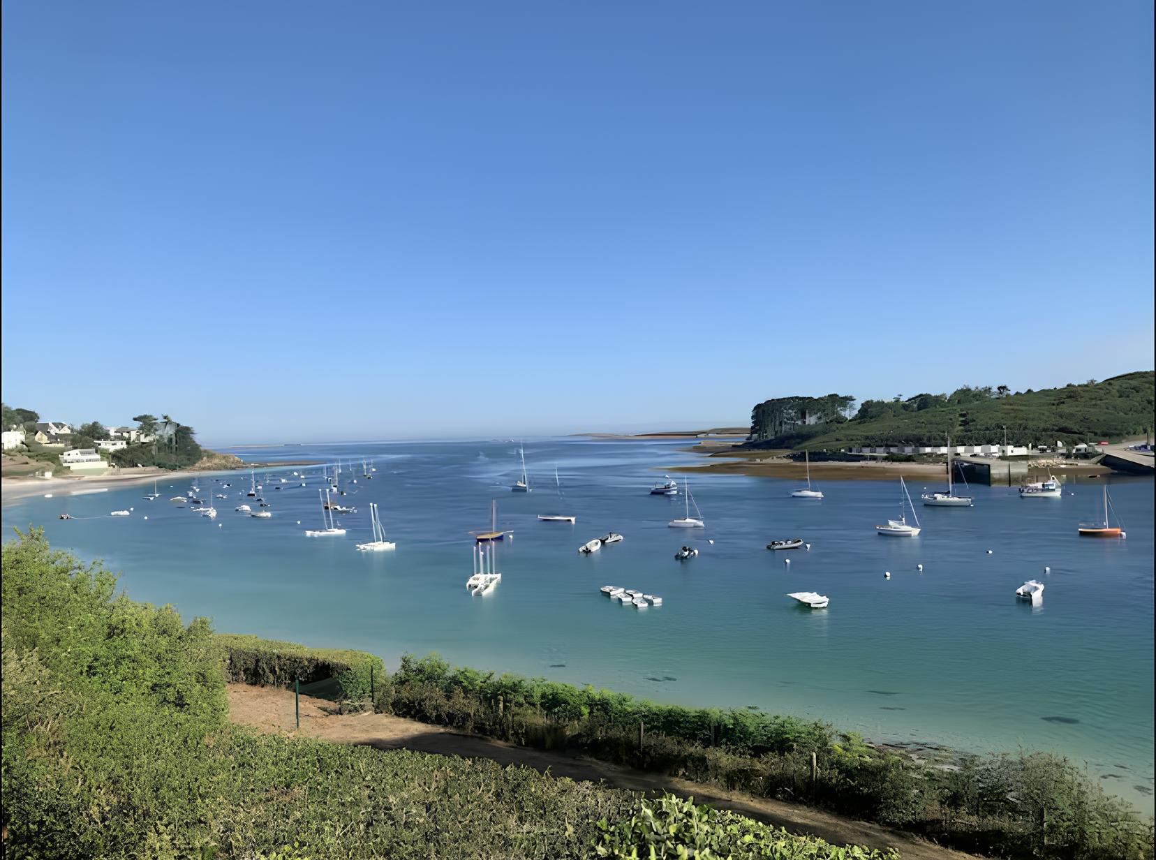 Plage de Béniguet à Saint Pabu devant KER BENGALI, sable fin et accès direct depuis la maison