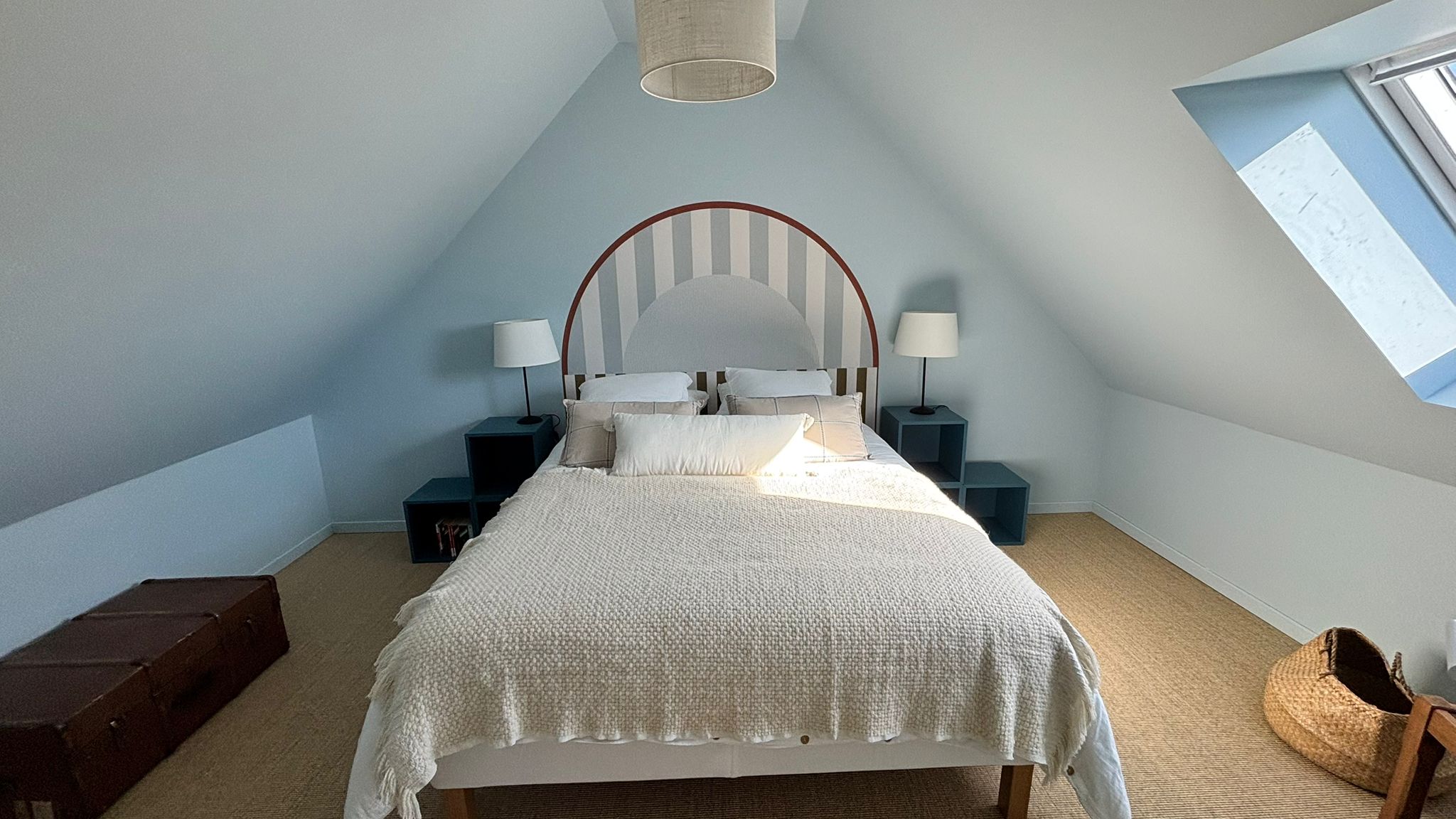 Cocon breton Ploudalmézeau avec chambre principale et grand lit double